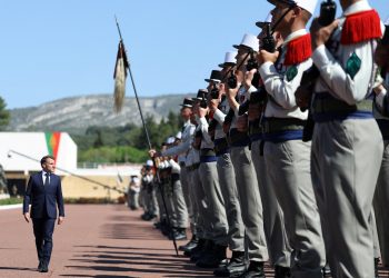 A notre tête,  Macron n’en fait qu’à sa tête